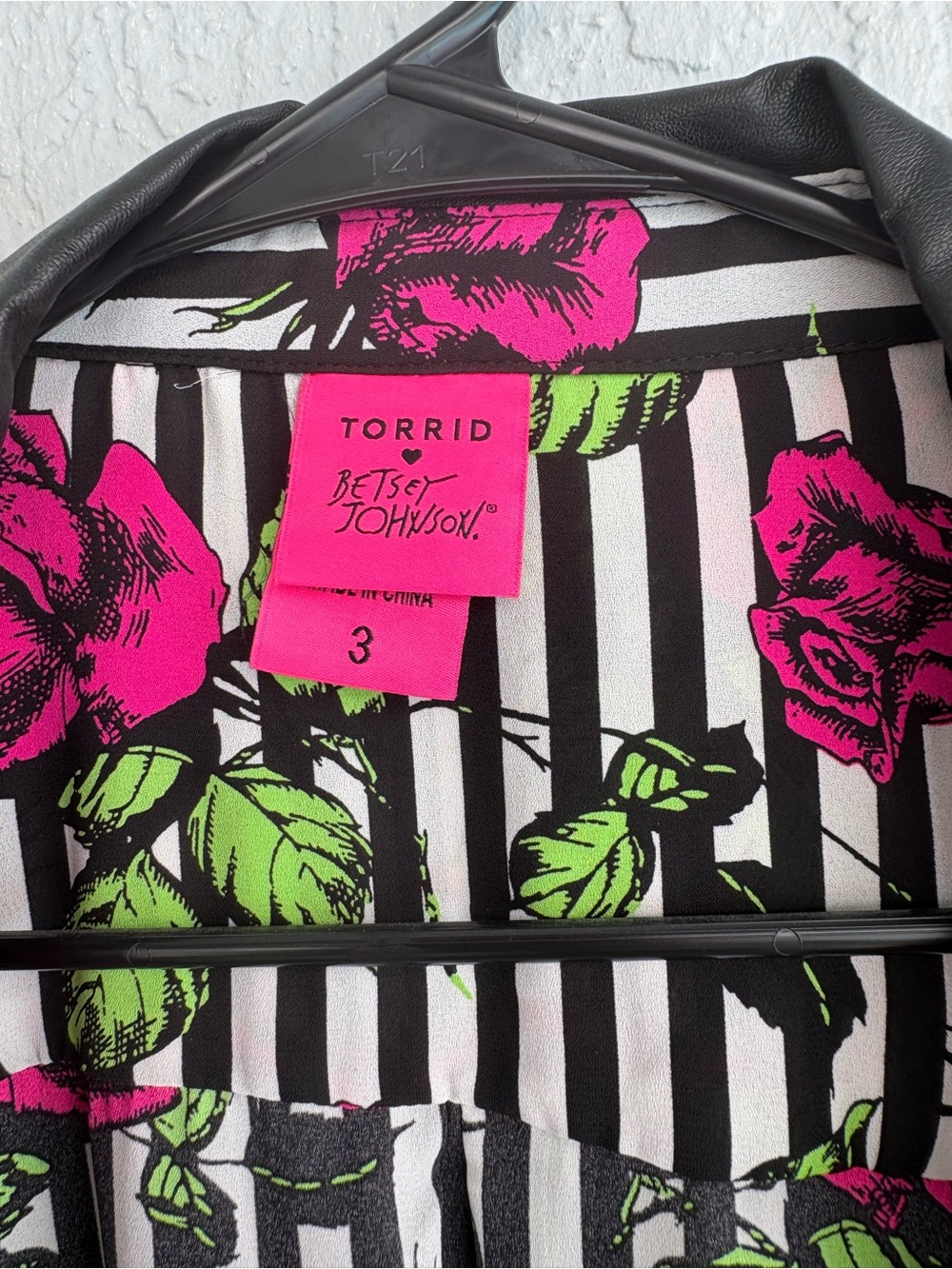 Torrid Betsy Johnson Tunic Blouse Sz 3X Pink Black Floral Stripe Georgette Snap - Picture 3 of 3